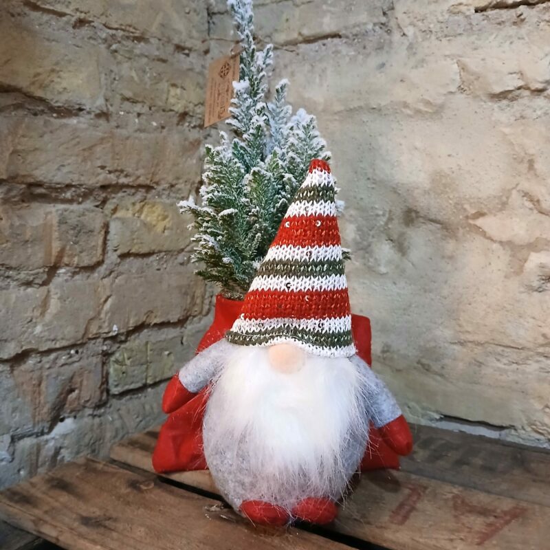 Gnomo de Navidad con arbolito natural