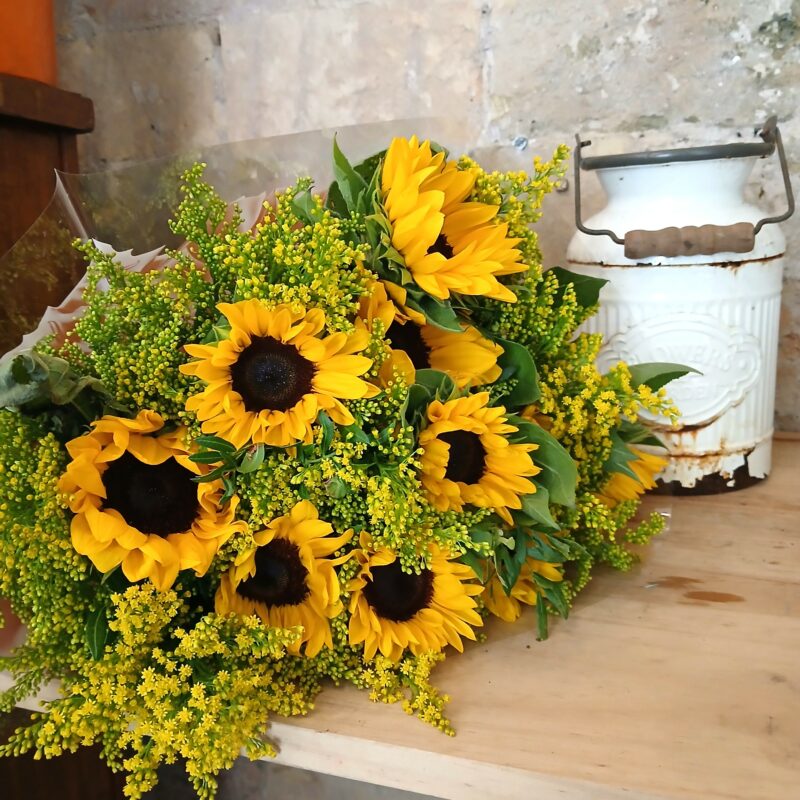Ramo de girasoles y solidago